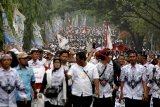 Ribuan massa aksi yang tergabung dalam Perkumpulan Guru Honorer (PGH) melakukan 'long march' menuju Kantor Bupati Kabupaten Bogor, Cibinong, Bogor, Jawa Barat, Rabu (19/9). Aksi unjuk rasa bela guru yang diikuti 4000 guru honorer tersebut menuntut pengakomodiran CPNS 2018 terkait pengangkatan pegawai honorer K2 menjadi CPNS tanpa syarat. ANTARA JABAR/Yulius Satria Wijaya/agr/18.