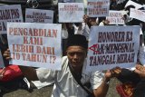 Guru honorer yang tergabung dalam Forum Honorer K2 Indonesia (FHK2I) Kabupaten Tasikmalaya menggelar aksi unjuk rasa di Kantor BKD Tasikmalaya, Jawa Barat, Senin (17/9). Mereka menuntut pelaksanaan seleksi CPNS umum sesuai Permenpan RB Nomor 36 Tahun 2018 ditunda karena honorer K2 tidak diakomodir serta meminta Presiden Jokowi mengeluarkan Perppu, Inpres atau Kepres dalam menyelesaikan honorer K2 menjadi PNS. ANTARA JABAR/Adeng Bustomi/agr/18.