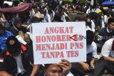Guru honorer yang tergabung dalam Forum Honorer K2 Indonesia (FHK2I) Kabupaten Tasikmalaya menggelar aksi unjuk rasa di Kantor BKD Tasikmalaya, Jawa Barat, Senin (17/9). Mereka menuntut pelaksanaan seleksi CPNS umum sesuai Permenpan RB Nomor 36 Tahun 2018 ditunda karena honorer K2 tidak diakomodir serta meminta Presiden Jokowi mengeluarkan Perppu, Inpres atau Kepres dalam menyelesaikan honorer K2 menjadi PNS. ANTARA JABAR/Adeng Bustomi/agr/18.