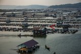 Suasana ribuan perikanan terapung di kawasan Waduk Jatiluhur, Purwakarta, Jawa Barat, Selasa (25/9). Pemerintah Provinsi Jawa Barat mengusulkan program Target Jangka Pendek senilai Rp 4,9 triliun terdiri dari penanganan lahan kritis Rp 4,222 triliun, kerambah terapung Rp 0,246 triliun, limbah domestik Rp 0,401 triliun, limbah industri Rp 0,03 triliun dan penegakan hukum Rp 0,025 triliun dalam upaya pemulihan dan penyelamatan daerah aliran sungai citarum. ANTARA JABAR/M Ibnu Chazar/agr/18.