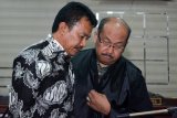 Terdakwa Bupati nonaktif Jombang Nyono Suherly Wihandoko (kiri) meninggalkan ruangan seusai menjalani sidang putusan kasus suap perizinan dan pengurusan penempatan jabatan di Pemkab Jombang di Pengadilan Tindak Pidana Korupsi (Tipikor) Juanda, Sidoarjo, Jawa Timur, Selasa (4/9). Majelis hakim menjatuhkan vonis Nyono Suharli Wihandoko dengan pidana selama tiga tahun enam bulan penjara dan denda Rp200 juta dengan subsider kurungan selama dua bulan dan pencabutan hak politik selama tiga tahun. Antara Jatim/Umarul Faruq/mas/18.