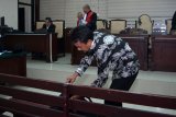Terdakwa Bupati nonaktif Jombang Nyono Suherly Wihandoko (kiri) meninggalkan ruangan seusai menjalani sidang putusan kasus suap perizinan dan pengurusan penempatan jabatan di Pemkab Jombang di Pengadilan Tindak Pidana Korupsi (Tipikor) Juanda, Sidoarjo, Jawa Timur, Selasa (4/9). Majelis hakim menjatuhkan vonis Nyono Suharli Wihandoko dengan pidana selama tiga tahun enam bulan penjara dan denda Rp200 juta dengan subsider kurungan selama dua bulan dan pencabutan hak politik selama tiga tahun. Antara Jatim/Umarul Faruq/mas/18.