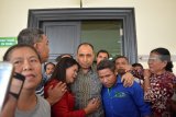 Terdakwa Bupati nonaktif Ngada, Marianus Sae (tengah) memeluk sanak saudara seusai menjalani sidang putusan kasus menerima suap sejumlah proyek jalan di lingkungan Pemerintah Kabupaten Ngada, Nusa Tenggara Timur (NTT) di Pengadilan Tindak Pidana Korupsi (Tipikor) Juanda, Sidoarjo, Jawa Timur, Jumat (14/9). Majelis hakim menjatuhkan vonis Marianus Sae dengan pidana selama delapan tahun penjara dan denda Rp300 juta dengan subsider kurungan selama empat bulan dan pencabutan hak politik selama empat tahun. Antara Jatim/Umarul Faruq/mas/18.