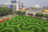 Suasana Taman Alun-alun Bandung, Jawa Barat, Jumat (21/9). Taman Alun-alun Bandung seluas 1,2 hektare tersebut kini memiliki wajah baru setelah direvitalisasi dengan penggantian motif rumput sintetis guna memberikan kenyamanan bagi warga yang akan berekreasi bersama keluarga. ANTARA JABAR/Raisan Al Farisi/agr/18.