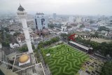 Suasana Taman Alun-alun Bandung, Jawa Barat, Jumat (21/9). Taman Alun-alun Bandung seluas 1,2 hektare tersebut kini memiliki wajah baru setelah direvitalisasi dengan penggantian motif rumput sintetis guna memberikan kenyamanan bagi warga yang akan berekreasi bersama keluarga. ANTARA JABAR/Raisan Al Farisi/agr/18.