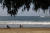 Pengunjung menikmati akhir pekan di pantai Sine,Tulungagung, Jawa Timur, Minggu (23/9). Pamerintah daerah setempat mulai mengembangkan potensi pariwisata pantai yang sebelumnya terisolir seiring dibukanya akses infrastruktur Jalur Lintas Selatan (JLS) Jawa. Antara Jatim/Prasetia Fauzani/mas/18.