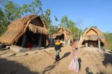 Pengunjung menikmati suasana rumah tempo dulu dibekas penambangan batu kumbung Desa Blumbungan, Pamekasan, Jawa Timur, Minggu (9/9). Areal tambang galian C tersebut disulap menjadi destinasi wisata alam dengan paduan rumah adat. Antara Jatim/Saiful Bahri/mas/18.