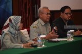 Dirut Politeknik Pembangunan Pertanian (Polbangtan) Malang Surachman Suwardi (tengah) bersama Proyek Manajer Badan Penyuluhan dan Pengembangan Sumber Daya Manusia Pertanian (BPPSDMP) Kementerian Pertanian, Bayu Rahmawan (kanan) memberikan materi saat sosialisasi Project Implementation Manual (PIM) dan Pedoman Pelaksanaan Program Read-Si tahun 2019 di Surabaya, Jawa Timur, Kamis (9/20). Antara Jatim/Zabur Karuru/18