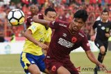 Pesepakbola PSM Makssar Heri Susanto (kanan) berebut bola di udara dengan pesepakbola Barito Putera Jajang Sukmara (kiri) saat bertanding pada Lanjutan Liga 1 2018 di Stadion Mattoanging Gelora Andi Mattalatta Makassar, Sulawesi Selatan, Kamis (13/9)