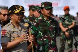 Kapolri Jenderal Pol Tito Karnavian (kiri) dan Panglima TNI Marsekal TNI Hadi Tjahjanto (kedua kiri) memberikan keterangan kepada wartawan usai apel bertajuk Mantap Brata di Lapangan Silang Monas, Gambir, Jakarta Pusat, Selasa (18/9/2018). Kegiatan apel gabungan Polri, TNI dan unsur-unsur terkait tersebut digelar untuk pengamanan Pemilu 2019.  (ANTARA FOTO/Sigid Kurniawan)