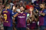 Pesepak bola Barcelona Lionel Messi merayakan gol nya bersama Luis Suarez dan Arturo Vidal saat mengalahkan PSV Eindhoven pada pertandingan penyisihan grup B Liga Champions di Stadion Nou Camp, Barcelona,Rabu (19/9/2018). Barcelona menang 4-0.  (ANTARA FOTO/REUTERS/Sergio Perez)