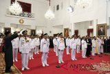 Sembilan pasang gubernur dan wakil gubernur terpilih diambil sumpah jabatannya saat pelantikan oleh Presiden Joko Widodo di Istana Negara, Jakarta, Rabu (5/9/2018). ANTARA FOTO/Puspa Perwitasari/wdy/2018.