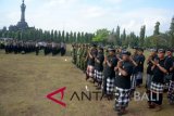 Pecalang (pengamanan adat Bali) mengikuti gelar pasukan pengaman Mantap Brata Agung menjelang masa kampanye Pemilu 2019 di Monumen Bajra Sandhi Denpasar, Rabu (19/9). Sebanyak 2.888 personel gabungan yang terdiri dari TNI/Polri, Linmas dan Pecalang untuk mengamanankan selama proses masa kampanye hingga Pemilu serentak 2019. ANTARA FOTO/Wira Suryantala/wdy/2018.