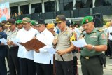 Wali Kota Banjarbaru H Nadjmi Adhani (tengah) didampingi Ketua DPRD Kota Banjarbaru H AR Iwansyah, perwakilan Kodim 1006 Martapura, Kapolres Banjarbaru saat menghadiri acara Deklarasi Pemilu Damai 2019 di depan Balaikota Banjarbaru, Rabu (19/9). Deklarasi Damai Pemilu 2019 ini dengan tujuan menciptakan keamanan kenyamanan dan menjadikan Pemilu 2019 di Kota Banjarbaru menjadi Pemilu yang damai.Foto: Antaranews Kalsel/hms/f