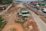 Masjid Jami Baitul Mustaghfirin berdiri di tengah ruas Tol Semarang-Batang, Seksi V Kaliwungu-Krapyak, Beringin, Ngaliyan, Semarang, Jawa Tengah, Kamis (20/9). Masjid tersebut masih berdiri karena bangunan pengganti di lahan yang telah disediakan belum selesai. Sementara itu berdasarkan data PT Jasamarga Semarang Batang (JSB) per September 2018, pembangunan tol sepanjang 75 kilometer itu mencapai 88,093 persen. ANTARA FOTO/Aditya Pradana Putra/aww/18.