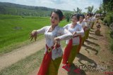 Sejumlah penari menampilkan Tari Rejang Renteng dalam rangkaian Festival Jatiluwih 2018 di Desa Jatiluwih, Tabanan, Bali, Jumat (14/9/2018). Festival yang berlangsung selama dua hari tersebut menampilkan kesenian dan kearifan lokal setempat untuk menarik minat wisatawan datang ke Jatiluwih. ANTARA FOTO/Wira Suryantala/wdy/2018 