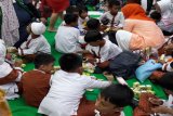 Keceriaan anak-anak dalam mengikuti perlombaan creativitas dari kemasan bekas karton minuman di Giant Ekstra Pondok Gede, Bekasi. (Megapolitan.Antaranews.Com/Foto: FSC Indonesia). 