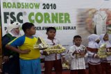 Anak-anak sekolah SDN Jatiwaringin 03 Pondo Gede sedang memperlihatkan hasil creativitas mereka dari kemasan bekas minuman karton kepada para pengunjung di Giant Ekstra Pondok Gede, Bekasi. (Megapolitan.Antaranews.Com/Foto: FSC Indonesia).
