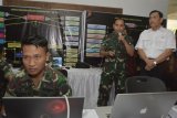 Menko Kemaritiman Luhut Binsar Panjaitan (kanan) meninjau Command Center Pertemuan Tahunan IMF-World Bank 2018 yang diresmikan di kawasan Indonesia Tourism Development Corporation (ITDC) Nusa Dua, Bali, Sabtu (15/9). Command Center tersebut merupakan pos komando yang akan mengintegrasikan seluruh elemen yang terlibat dalam pengamanan Pertemuan Tahunan IMF-World Bank 2018 di Bali pada bulan Oktober mendatang. ANTARA FOTO/Fikri Yusuf/ama/18