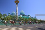 Pebalap sepeda beradu kecepatan pada kejuaraan International Tour de Banyuwangi Ijen (ITDBI) di Banyuwangi, Jawa Timur, Rabu (26/9). Etape pertama ITdBI dengan rute depan Kantor Bupati Banyuwangi-Rowo Bayu sepanjang 153,1 kilometer itu, diikuti 92 pebalap dari 22 Negara. Antara Jatim/Budi Candra Setya/mas/18.