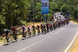 Pebalap sepeda beradu kecepatan pada kejuaraan International Tour de Banyuwangi Ijen (ITDBI) di Banyuwangi, Jawa Timur, Rabu (26/9). Etape pertama ITdBI dengan rute depan Kantor Bupati Banyuwangi-Rowo Bayu sepanjang 153,1 kilometer itu, diikuti 92 pebalap dari 22 Negara. Antara Jatim/Budi Candra Setya/mas/18.