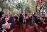 Tokoh adat membawa sesaji berupa hasil bumi dan laut yang akan dilarung saat upacara Larung Sesaji di Pantai Serang, Blitar, Jawa Timur, Kamis (13/9). Selain sebagai wujud rasa syukur atas hasil laut, kegiatan yang rutin dilakukan warga pesesir pantai selatan pulau jawa pada bulan Suro (Muharram) penanggalan Hijriyah tersebut juga merupakan salah satu agenda pariwisata yang diharapkan mampu meningkatkan jumlah kunjungan wisatawan baik lokal maupun mancanegara. Antara Jatim/Irfan Anshori/mas/18.