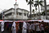 Peserta teatrikal membentangkan bendera Merah Putih saat memperingati peristiwa perobekan bendera di Hotel Yamato sekarang Hotel Majapahit di Jalan Tunjungan, Surabaya, Jawa Timur, Rabu (19/9). Kegiatan tersebut dalam rangka memperingati peristiwa perobekan bendera Belanda menjadi bendera Indonesia pada 19 September 1945 lalu. Antara Jatim/Zabur Karuru/18