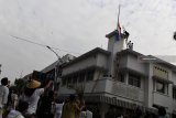 Warga menyaksikan perobekan bendera Belanda yang berkibar di Hotel Majapahit saat teatrikal peristiwa perobekan bendera di Hotel Yamato sekarang Hotel Majapahit di Jalan Tunjungan, Surabaya, Jawa Timur, Rabu (19/9). Kegiatan tersebut dalam rangka memperingati peristiwa perobekan bendera Belanda menjadi bendera Indonesia pada 19 September 1945 lalu. Antara Jatim/Zabur Karuru/18