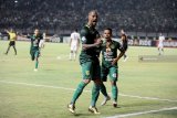 Pesepak bola Persebaya Surabaya David Aparecido Da Silva (kedua kanan) dan Irfan Jaya (kanan) melakukan selebrasi usai mencetak gol kegawang Mitra Kukar dalam lanjutan Liga 1 Indonesia di Stadion Gelora Bung Tomo (GBT) Surabaya, Jawa Timur, Sabtu (22/9). Persebaya Surabaya menang atas Mitra Kukar dengan skor 4-1. Antara Jatim/M Risyal Hidayat/mas/18.