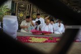 Ketua umum Partai Gerindra Prabowo Subianto (kiri) berdoa saat melakukan ziarah ke makam Syaikhona Kholil di Bangkalan, Jawa Timur, Kamis (6/9). Sebelumnya Prabowo juga melakukan ziarah ke makam pendiri NU KH Hasyim Asy'ari  dan makam KH Wahid Hasyim serta KH Abdurrahman Wahid atau Gus Dur di  Jombang. Antara Jatim/Saiful Bahri/mas/18.