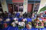 Warga membawa makanan dan tumpeng untuk didoakan saat Sedekah Bumi di Dukuh Bungkal, Sambikerep, Surabaya, Jawa Timur, Minggu (16/9). Sedekah Bumi yang dilaksanakan setahun sekali tersebut merupakan wujud syukur atas limpahan hasil bumi dan menjalin kerukunan antar warga. Antara jatim/Moch Asim/zk/18