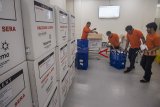 Petugas melakukan pemeriksaan dan pengemasan produk akhir Vaksin yang akan diekspor di PT. Bio Farma Bandung, Jawa Barat, Jumat (21/9). Bio Farma mengekspor vaksin Polio (bOPV 20ds) ke Negara Papua Nugini serta Vaksin Campak, TT, DTP, Td, untuk negara Pakistan, Afganistan, Sudan dan Maroko yang dilaksanakan dari rentang waktu September sampai dengan desember 2018 . ANTARA JABAR/Novrian Arbi/agr/18