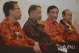 Menko Kemaritiman Luhut Binsar Panjaitan (kedua kanan) didampingi Menteri Pariwisata Arief Yahya (kedua kiri), Presiden Komisaris PT Garuda Adhimatra Indonesia Sang Nyoman Suwisma (kanan) dan Presiden Komisaris Alam Sutera Group Haryanto Tirtohadiguno (kiri) menyampaikan keterangan pers jelang peresmian Patung Garuda Wisnu Kencana di Ungasan, Badung, Bali, Sabtu (22/9). ANTARA FOTO/Fikri Yusuf/wdy/2018.