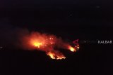 Asap kebakaran membakar hutan di Desa Sungai Awan Kiri, Kecamatan Muara Pawan, Ketapang, Kalbar, Jumat (28/9) malam. Kebakaran yang terjadi di hutan kawasan hidrologi gambut itu belum diketahui penyebabnya. ANTARA FOTO/HO/Heribertus Suciadi-IAR Indonesia/jhw/18