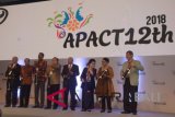 Menteri Pemberdayaan Perempuan dan Perlindungan Anak Yohana Yembise (kedua kanan) bersama Menteri Kesehatan Nila Moeloek (ketiga kanan), Menteri Perencanaan Pembangunan Nasional Bambang Brodjonegoro (keempat kiri), Chairman of APACT12th Arifin Panigoro (keempat kanan) WHO Representative to Indonesia Paranietharan (ketiga kiri), APACT Secretary General Ted Chen (kiri), Kepala Dinas Kesehatan Provinsi Bali Ketut Suarjaya (kedua kiri) dan Chair of National Committee on Tobacco Control Prijo Sidipratomo (kanan) memukul kulkul saat pembukaan Konferensi Asia Pasifik untuk tembakau dan kesehatan (APACT) 2018 di Nusa Dua, Bali, Kamis (13/9). Pertemuan selama tiga hari tersebut mengambil tema pengendalian tembakau untuk pembangunan berkelanjutan, serta memastikan lahirnya generasi sehat. ANTARA FOTO/Wira Suryantala/wdy/2018.