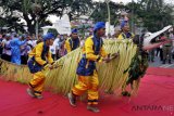Peserta mengikuti parade Festival Krakatau di Alun-alun Serang, Banten, Jumat (7/9/2018). Parade tersebut digelar untuk mengembangkan pariwisata sekaligus melestarikan budaya setempat. (ANTARA FOTO/Asep Fathulrahman/foc) 
