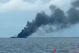 Asap membumbung dari kapal KRI Rencong-622 yang terbakar di perairan Sorong, Papua Barat, Selasa (11/9/2018). Penyebab kebakaran KRI Rencong-622 itu belum diketahui dan masih dalam penyelidikan lebih lanjut. (ANTARA FOTO/Dok Basarnas/OM/wpa/pras/foc) 