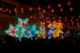 Ribuan warga Tionghoa memadati lokasi Festival Kue Bulan atau yang dikenal dengan Festival Lampion Zhong Qiu 2018 di Pekanbaru, Riau, Sabtu (22/9). Festival yang juga disebut festival musim gugur itu merupakan salah tradisi warga Tionghoa yang dirayakan di hari kelima belas pada bulan ke delapan menurut kalender bulan. ANTARA FOTO/Rony Muharrman/foc/18.