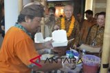 Menteri Perdagangan Enggartiasto Lukita (tengah) berbincang dengan pelaku usaha saat meninjau stan pameran produk UMKM di salah satu pusat perbelanjaan di kawasan Kuta, Badung, Bali, Selasa (25/9). Dalam kunjungan tersebut, Mendag membuka kegiatan Konferensi Asosiasi Pusat Belanja Asia (CASC 2018) sekaligus meninjau pameran industri kreatif, kerajinan tangan dan kuliner pengusaha lokal. ANTARA FOTO/Fikri Yusuf/wdy/2018