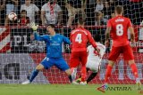 Pesepak bola Sevilla Wissam Ben Yedder (kedua kanan) melepaskan tembakan yang berbuah gol saat pertandingan melawan Real Madrid pada Liga Spanyol 2018 di Ramon Sanchez Pizjuan, Sevilla, Rabu (26/9/2018). Sevilla menang dengan skor 3-0.  (ANTARA FOTO/REUTERS/Marcelo Del Pozo)