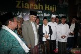 Bakal Calon Wakil Presiden KH Ma'ruf Amin (tengah) berbincang dengan Wakil Rais Aam PBNU KH Miftahul Akhyar (keempat kiri) dan pengurus NU lainnya saat bersilaturahmi ke kantor PWNU Jawa Timur di Surabaya, Jawa Timur, Senin (3/9/2018). Silaturahmi tersebut dalam rangka memohon dukungan kepada para kyai Jawa Timur atas keputusannya maju sebagai Bakal Calon Wakil Presiden, sekaligus berpamitan atas pengunduran dirinya sebagai Rais Aam PBNU. (ANTARA FOTO/MOCH ASIM) 