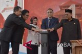 Menteri PANRB Syafruddin (kedua kanan), Deputi Pelayanan Publik Kementerian PANRB Diah Natalisa (tengah), Bupati Badung I Nyoman Giri Prasta (kedua kiri), Ketua DPRD Badung I Putu Parwata (kanan) dan Kadis Penanaman Modal dan Pelayanan Terpadu Satu Pintu Badung, I Made Agus Aryawan (kiri) meluncurkan Mal Pelayanan Publik di Pusat Pemerintahan Kabupaten Badung, Bali, Senin (17/9). Mal Pelayanan Publik Pemkab Badung tersebut melingkupi 24 instansi dengan 121 pelayanan izin dan nonperizinan maupun dokumen lainnya yang diharapkan dapat memberikan kemudahan akses dan pelayanan kepada masyarakat. ANTARA FOTO/Fikri Yusuf/wdy/2018.