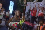 Direktur Utama PT Indonesia Tourism Development Corporation (ITDC) Abdulbar M Mansoer (kanan) bersama Bupati Badung I Nyoman Giri Prasta (kedua kanan) melepas peserta Mandiri Badung International Night Run 2018 di kawasan Nusa Dua, Badung, Bali, Minggu (30/9). Kegiatan rangkaian Pesona Nusa Dua Fiesta tersebut digelar sebagai upaya untuk menjadikan kawasan Kabupaten Badung sebagai destinasi wisata olahraga di Pulau Bali, sekaligus untuk menyambut Pertemuan Tahunan IMF-World Bank 2018. ANTARA FOTO/Fikri Yusuf/wdy/2018.