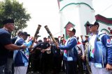 Menpora Imam Nahrawi (kedua kanan) didampingi Ketua Inapgoc Raja Sapta Oktohari (kanan) melakukan prosesi kirab obor (torch relay) Asian Para Games 2018 di Kedaton Kasultanan Ternate, Maluku Utara, Minggu (9/9). Pawai obor di Ternate tersebut untuk menggelorakan semangat kesetaraan terhadap para penyandang disabilitas di kawasan Indonesia timur terutama dalam bidang olahraga. ANTARA FOTO/Humas Kemenpora/sgd/kye/18.