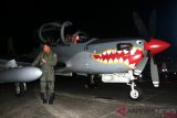 Penerbang pesawat tempur Super Tucano EMB-314 dari Skadron Udara 21 melakukan persiapan patroli udara dalam rangka Operasi Petir Salawaku 2018 di Pangkalan TNI Angkatan Udara (Lanud) Pattimura, Ambon, Maluku, Senin (17/9/2018) malam. Operasi Petir Salawaku digelar untuk pengamanan kawasan Alur Laut Kepulauan Indonesia (ALKI) III.  (ANTARA FOTO/Izaac Mulyawan)