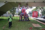 Petugas kebersihan menyapu di dekat baliho bergambar Gold Winner Para Powerlifting Ni Nengah Widiasih di Simpang Susun Semanggi, Jakarta, Senin (24/9/2018). Panitia Pelaksana Indonesia Asian Para Games (Inapgoc) mulai memperkenalkan sejumlah atlet untuk menyukseskan perhelatan olahraga Indonesia Asian Paragames 2018 pada 6 sampai 13 Oktober 2018 mendatang di Jakarta.  (ANTARA FOTO/Rivan Awal Lingga)