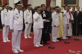 Sembilan pasang gubernur dan wakil gubernur terpilih diambil sumpah jabatannya saat pelantikan oleh Presiden Joko Widodo di Istana Negara, Jakarta, Rabu (5/9). Presiden melantik sembilan gubernur dan wakil gubernur hasil Pilkada serentak 2018, yaitu Papua, NTT, Jawa Tengah, Sumatera Utara, Bali, Jawa Barat, Kalimantan Barat, Sulawesi Selatan, dan Sulawesi Tenggara. ANTARA FOTO/Puspa Perwitasari/aww/18.