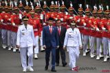 Presiden Joko Widodo (kedua kiri) bersama Seskab Pramono Anung (kedua kanan), Gubernur Nusa Tenggara Barat (NTB) terpilih Zulkifliemansyah (kiri) dan Wakil Gubernur terpilih Sitti Rohmi Djalilah (kanan) mengikuti prosesi kirab di Kompleks Istana Kepresidenan, Jakarta, Rabu (19/9/2018). Presiden Joko Widodo melantik  Zulkifliemansyah dan Sitti Rohmi Djalilah menjadi Gubernur dan Wakil Gubernur NTB periode 2018-2023. (ANTARA FOTO/Wahyu Putro A)