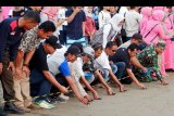 Masyarakat melepas anak penyu (Tukik) jenis Penyu Hijau (Chelonia Mydas) di Pantai Serang, Blitar, Jawa Timur, Sabtu (15/9). Kegiatan dalam rangka Serang Culture Festival 4 tersebut untuk melestarikan populasi Penyu di Indonesia yang berdasarkan data World Wild Found for Nature (WWF) jumlahnya terus berkurang tiap tahun akibat perburuan. ANTARA FOTO/Irfan Anshori/ama/18