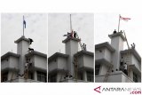 Foto kolase peristiwa perobekan bendera Belanda di Hotel Majapahit saat teatrikal peristiwa perobekan di Hotel Yamato sekarang Hotel Majapahit di Jalan Tunjungan, Surabaya, Jawa Timur, Rabu (19/9/2018). Kegiatan tersebut dalam rangka memperingati peristiwa perobekan bendera Belanda menjadi bendera Indonesia pada 19 September 1945.  (ANTARA FOTO/Zabur Karuru)